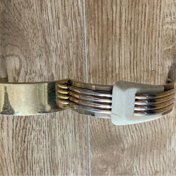 VINTAGE Bangle with Unique Bakelite Buckle Design. Hinge Lock for Easy On + Off - Picture 8 of 8